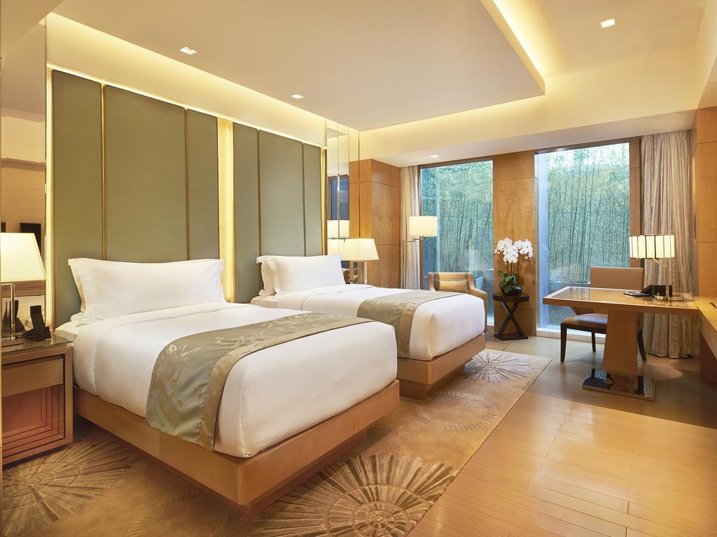 Deluxe Twin Room | Two Simmons Twin Beds City View