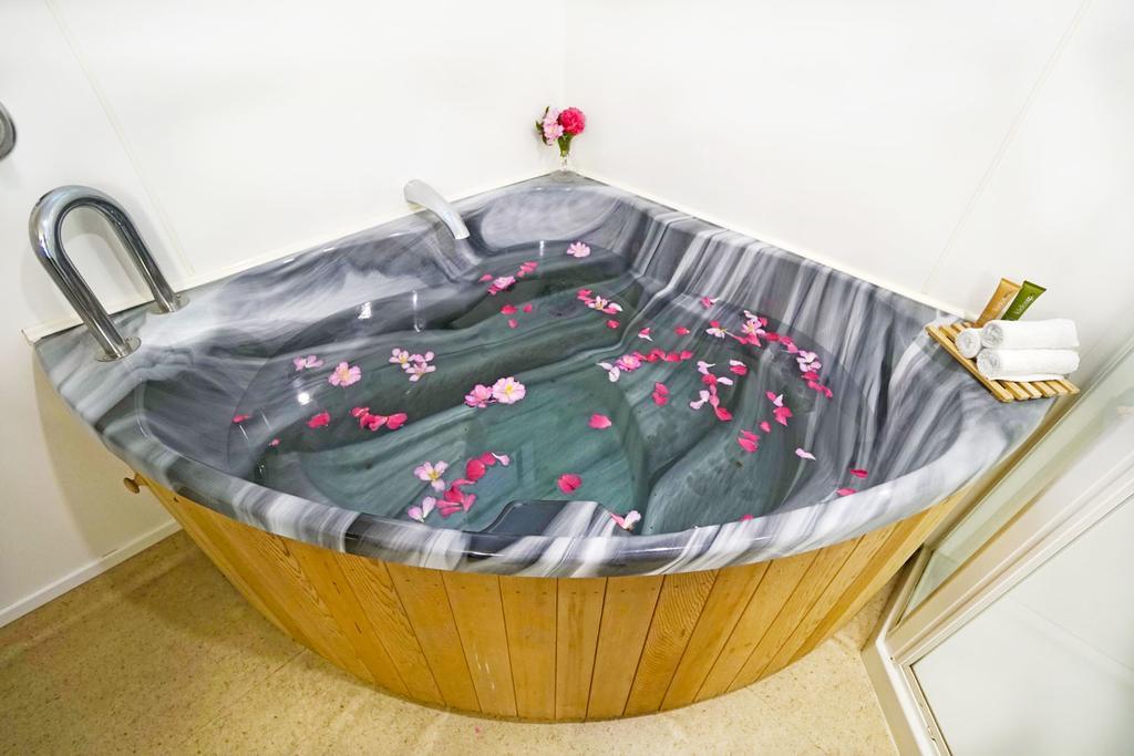 Studio Hot Tub,680938098:JPEG
