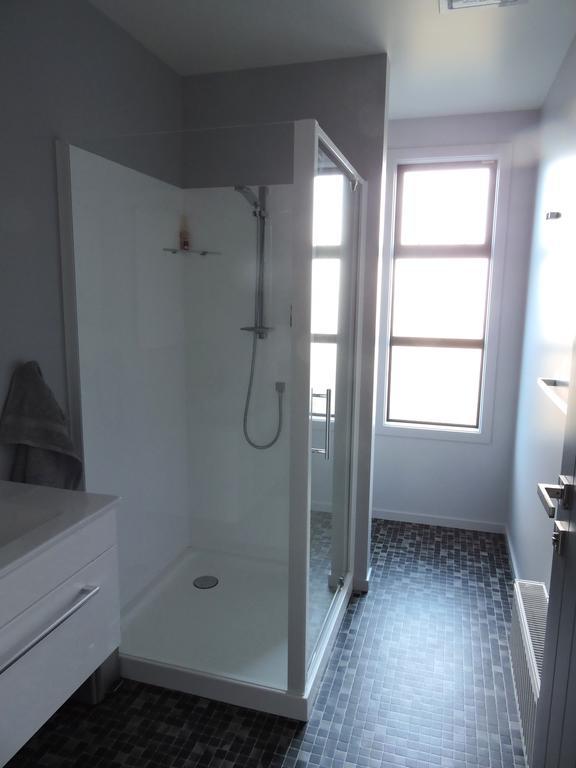 Queen Room with Shared Bathroom,887085829:JPEG