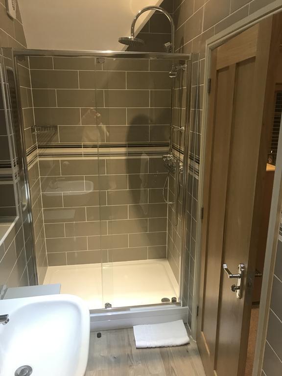 Deluxe Double Room Shower,462163881:JPEG