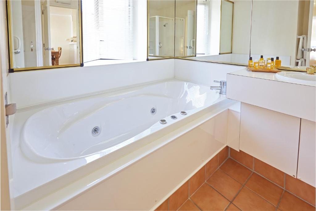 Two-Bedroom Apartment - Poolside,47025460:JPEG