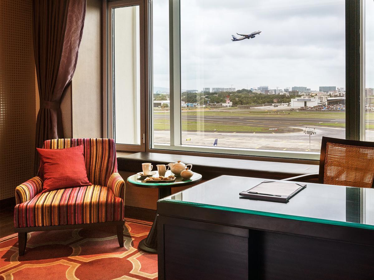 Luxury Room Runway View King Bed with Bathtub
