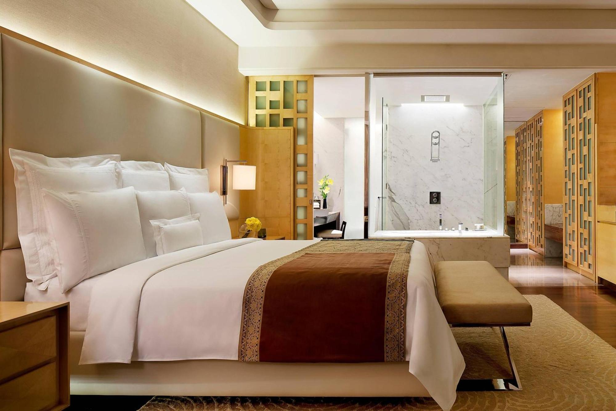 Deluxe King Room with Bathtub,997644087:JPEG