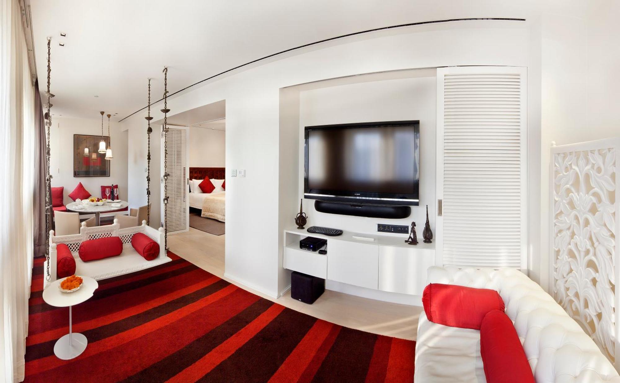 Luxury Suite 1 Bedroom City View 2 Way Airport Transfer