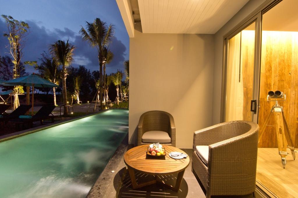 Deluxe King Room with Pool Access