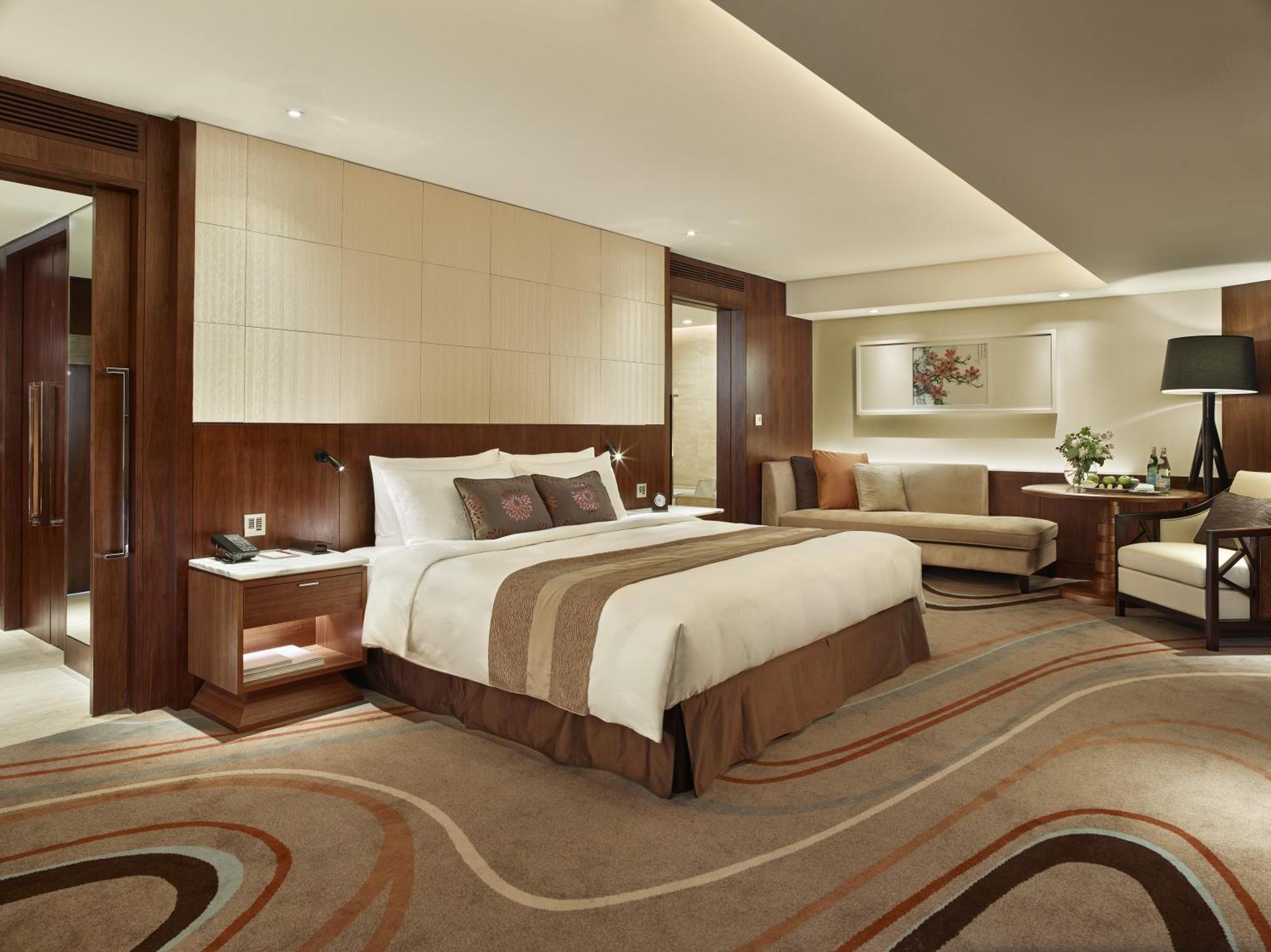 Deluxe King Room City View