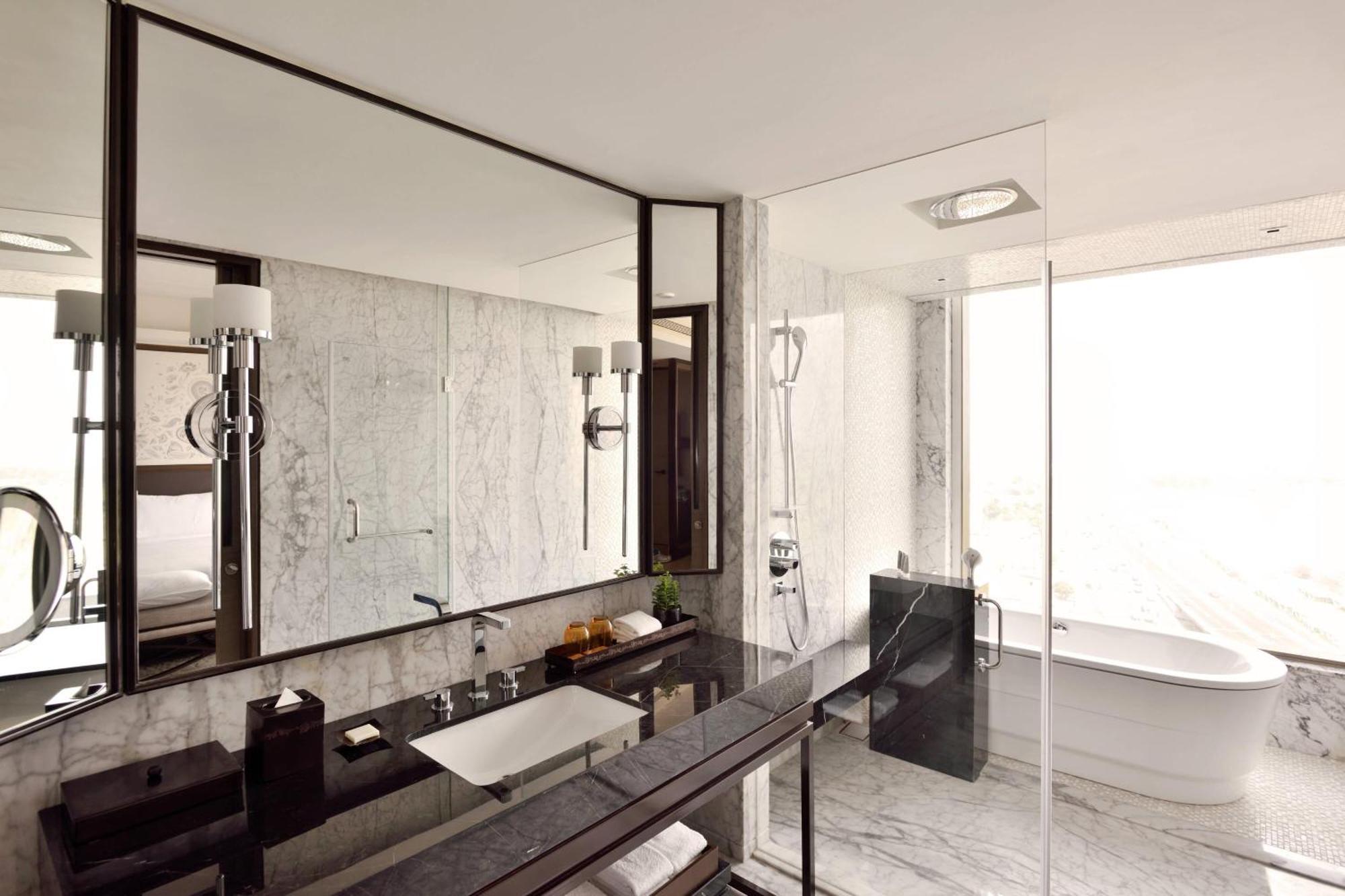 Executive King room with Lounge Access & One way Airport Transfer