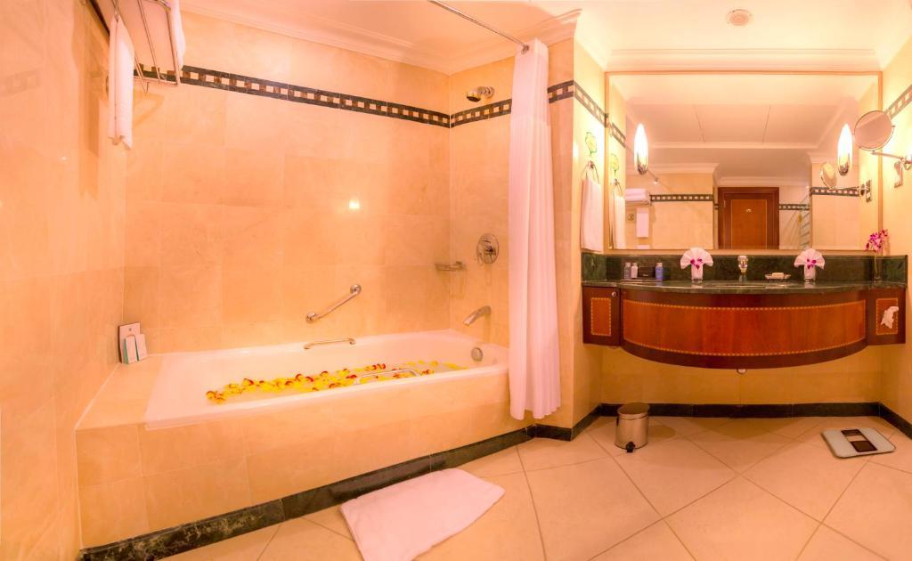 Executive Suite,61117282:JPEG