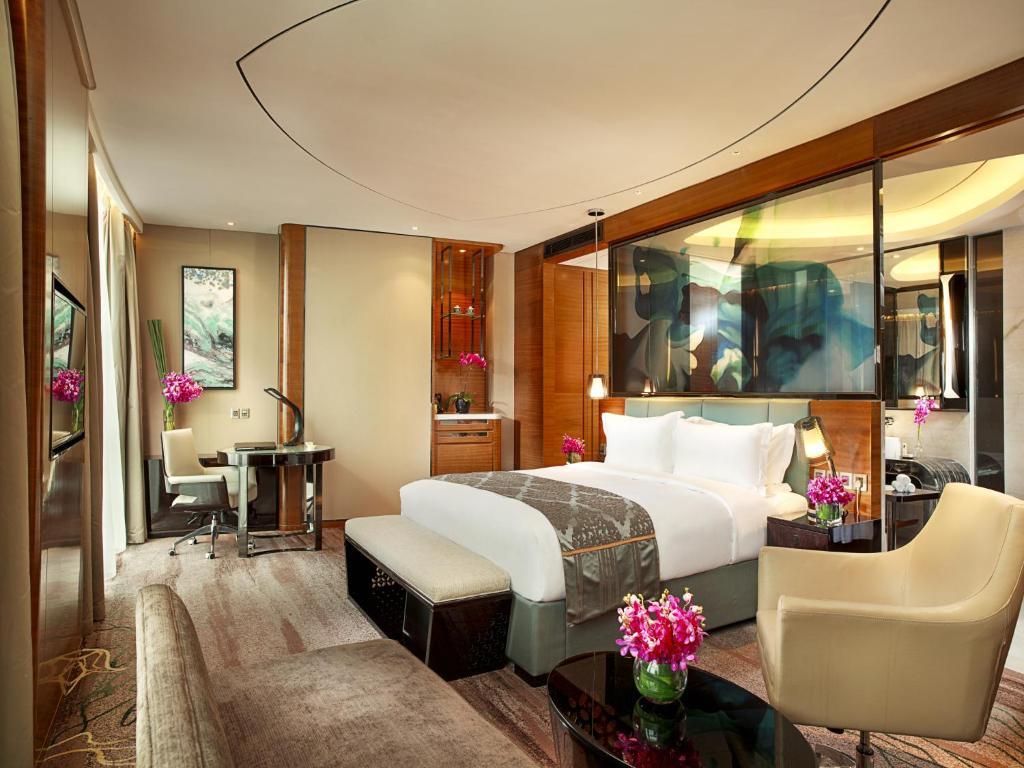 Luxury King Room with Lake View and Club Access