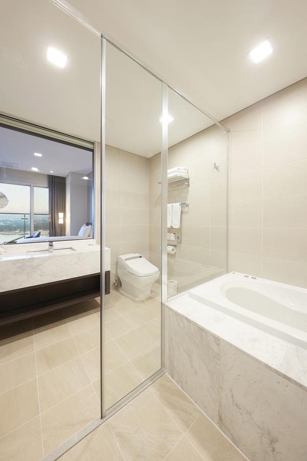 Ambassador Suite with Lake View