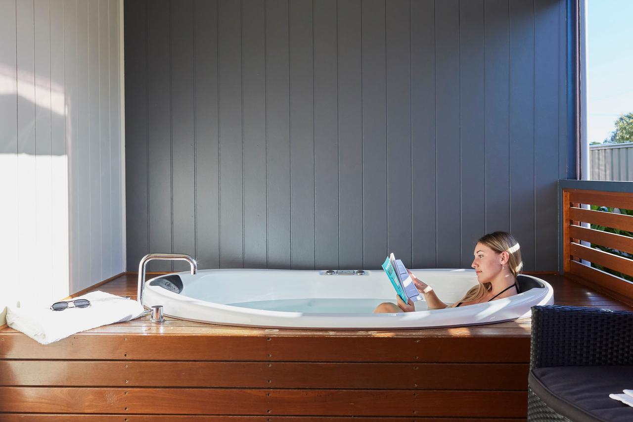 Two-Bedroom Bungalow with Hot Tub