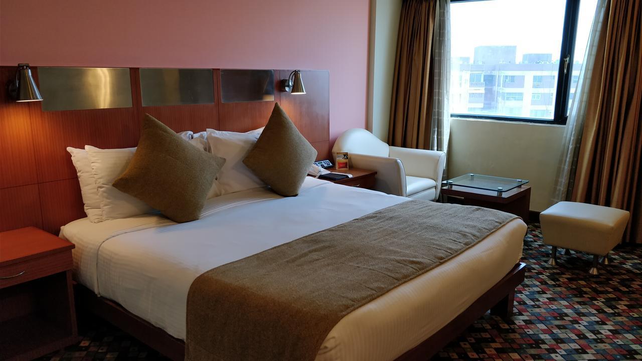 Executive Suite complimentary on F&B 3 pints of beer at Atrium Bar One way Airport Transfer