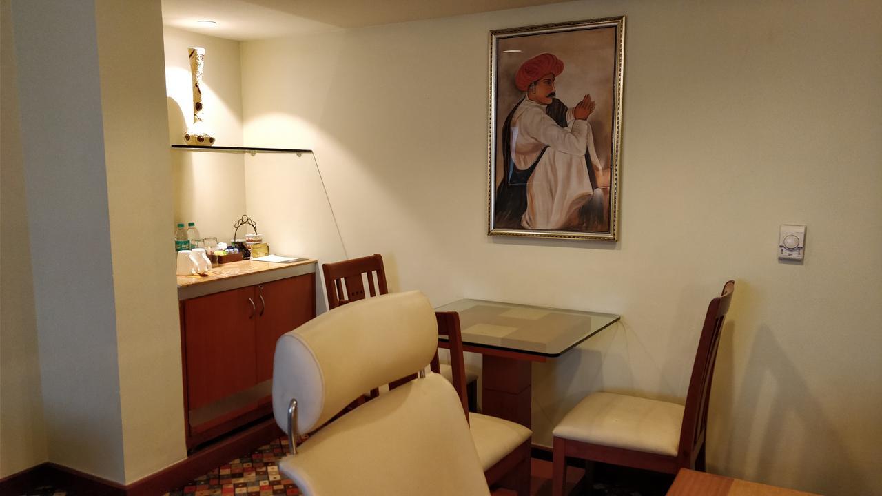 Executive Suite complimentary on F&B 3 pints of beer at Atrium Bar One way Airport Transfer