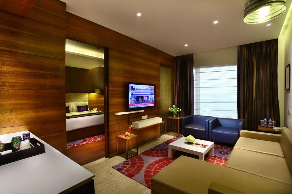 Executive Suite,79975656:JPEG