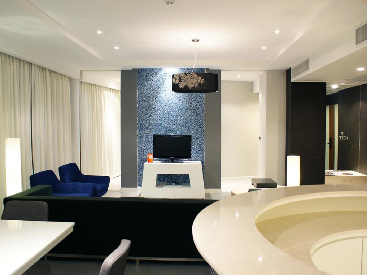 One-Bedroom Wow Suite