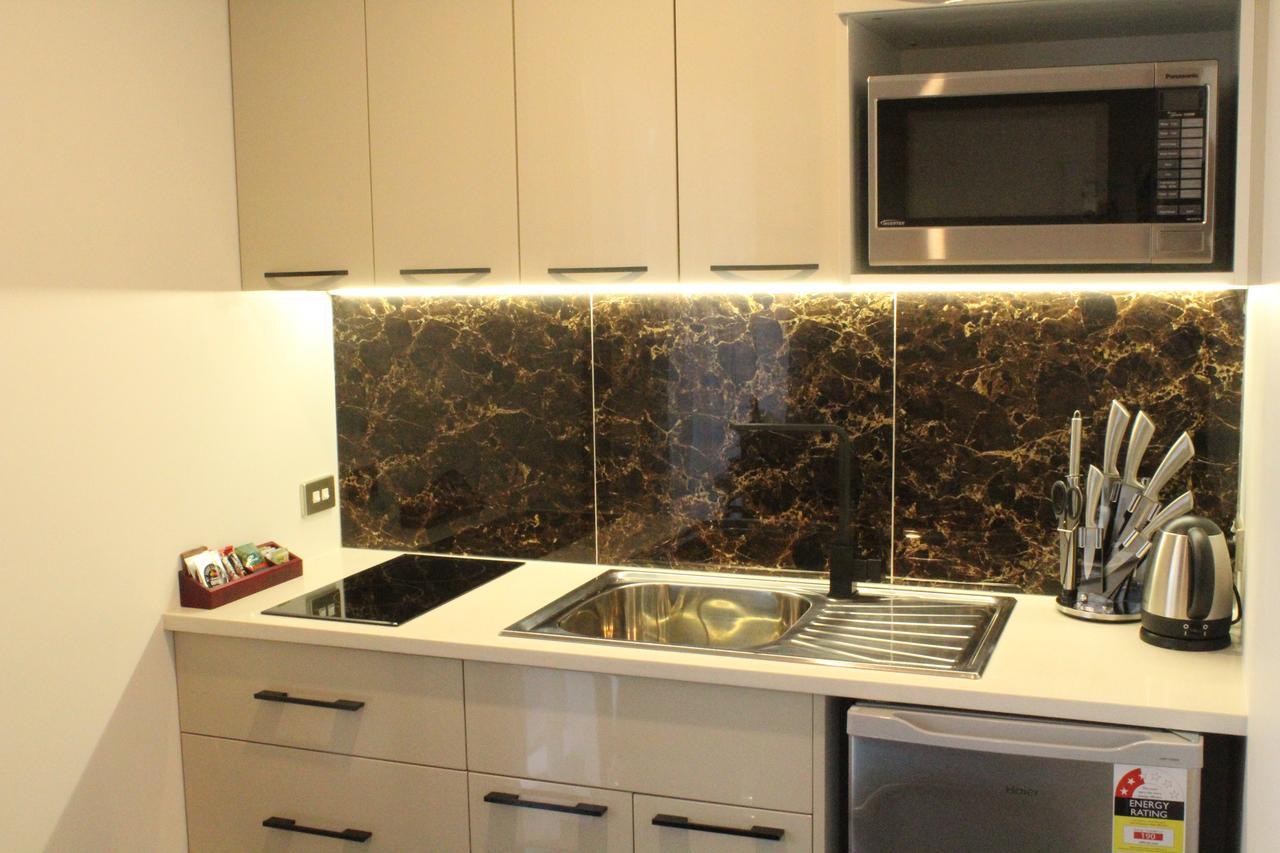 Queen Studio,663604263:JPEG