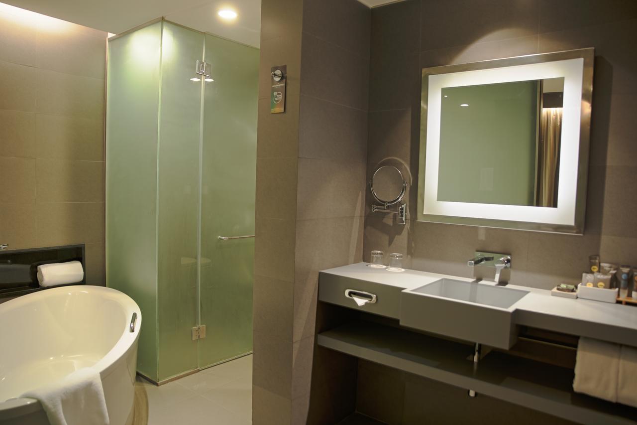 Suite, Premier Lounge Access, Airport transfers, laundry