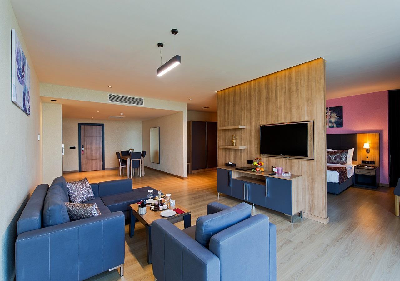 Executive Suite,669129819:JPEG