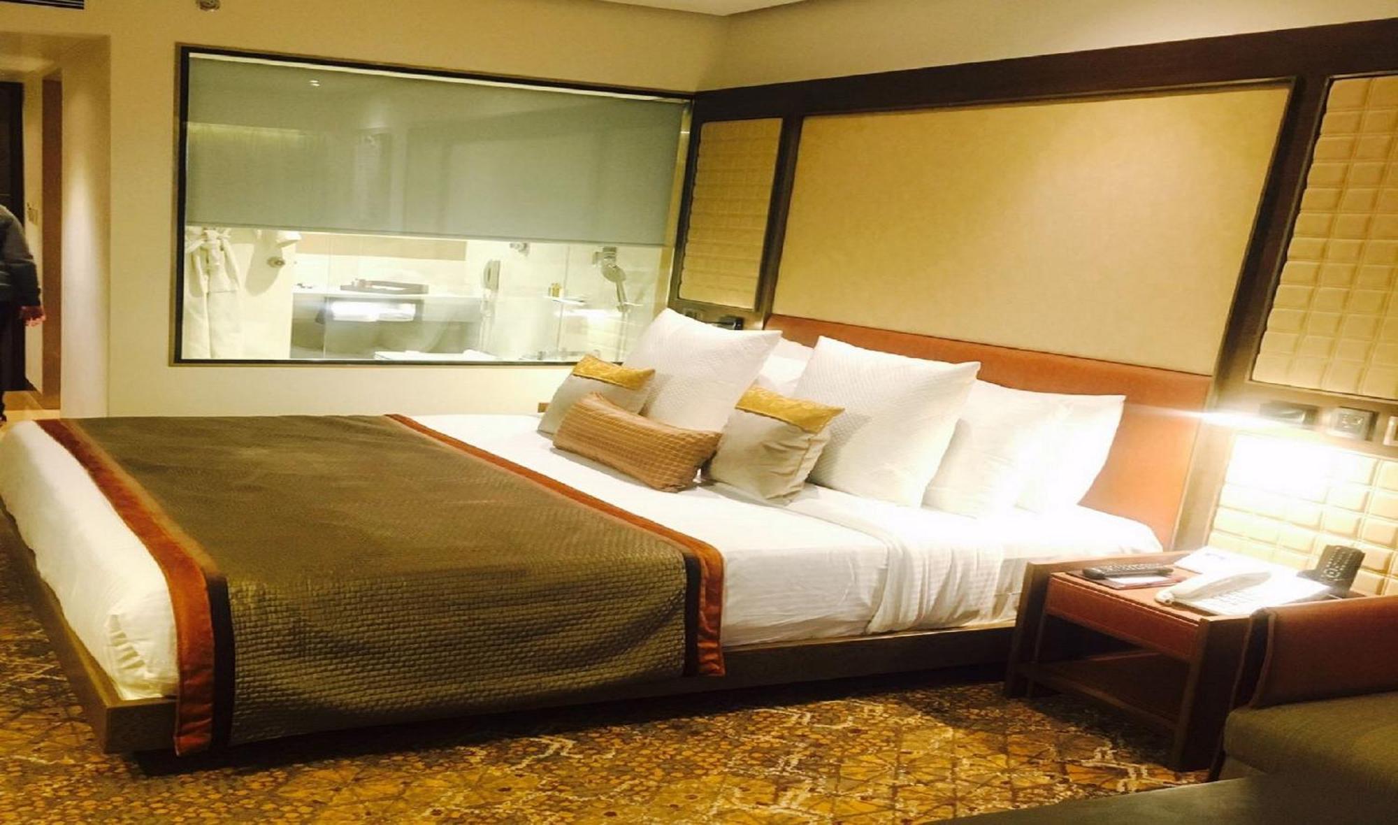 Club Grande Room with King Bed,802843170:JPEG