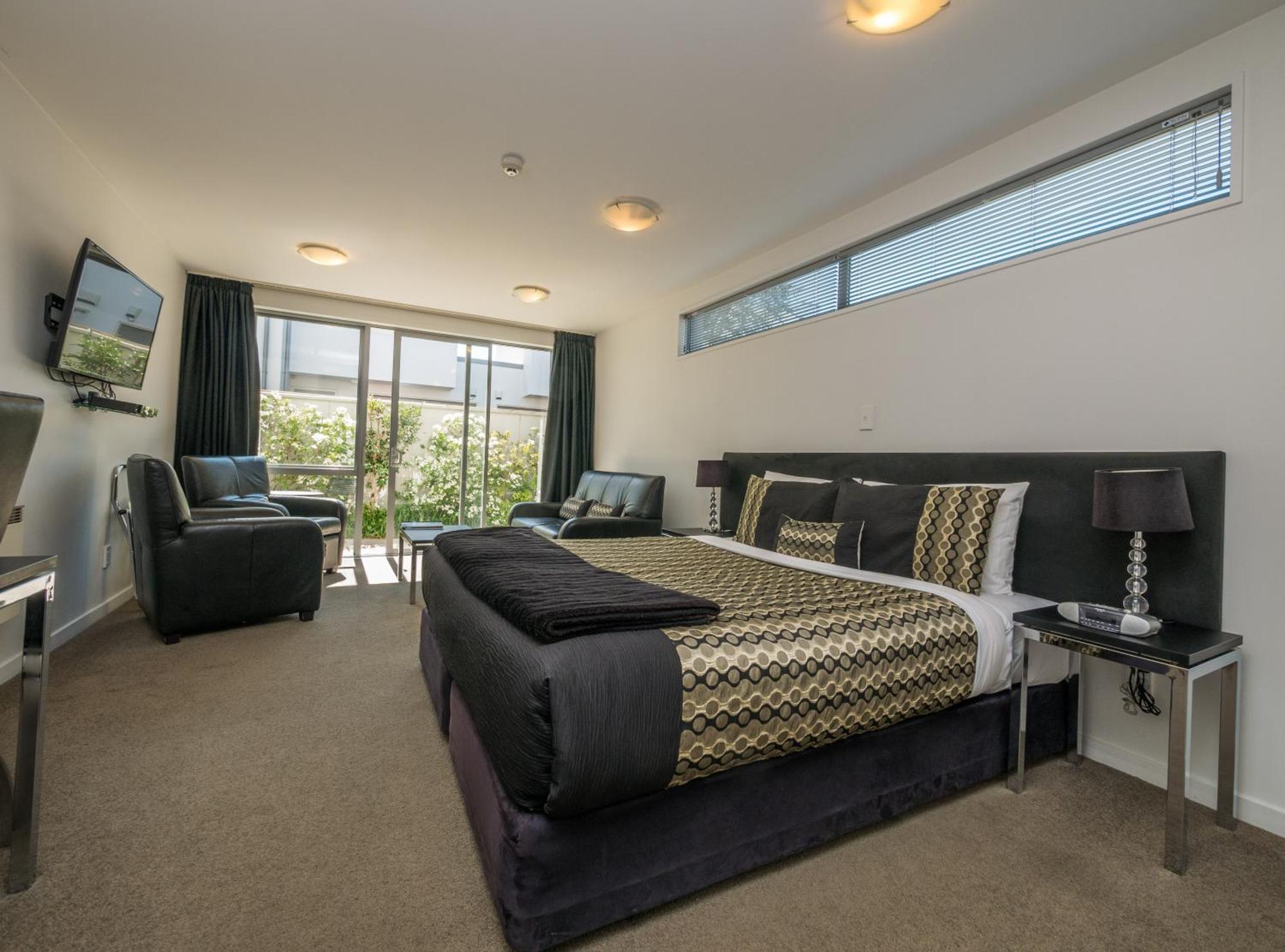 Superior One-Bedroom Suite Spa Bath
