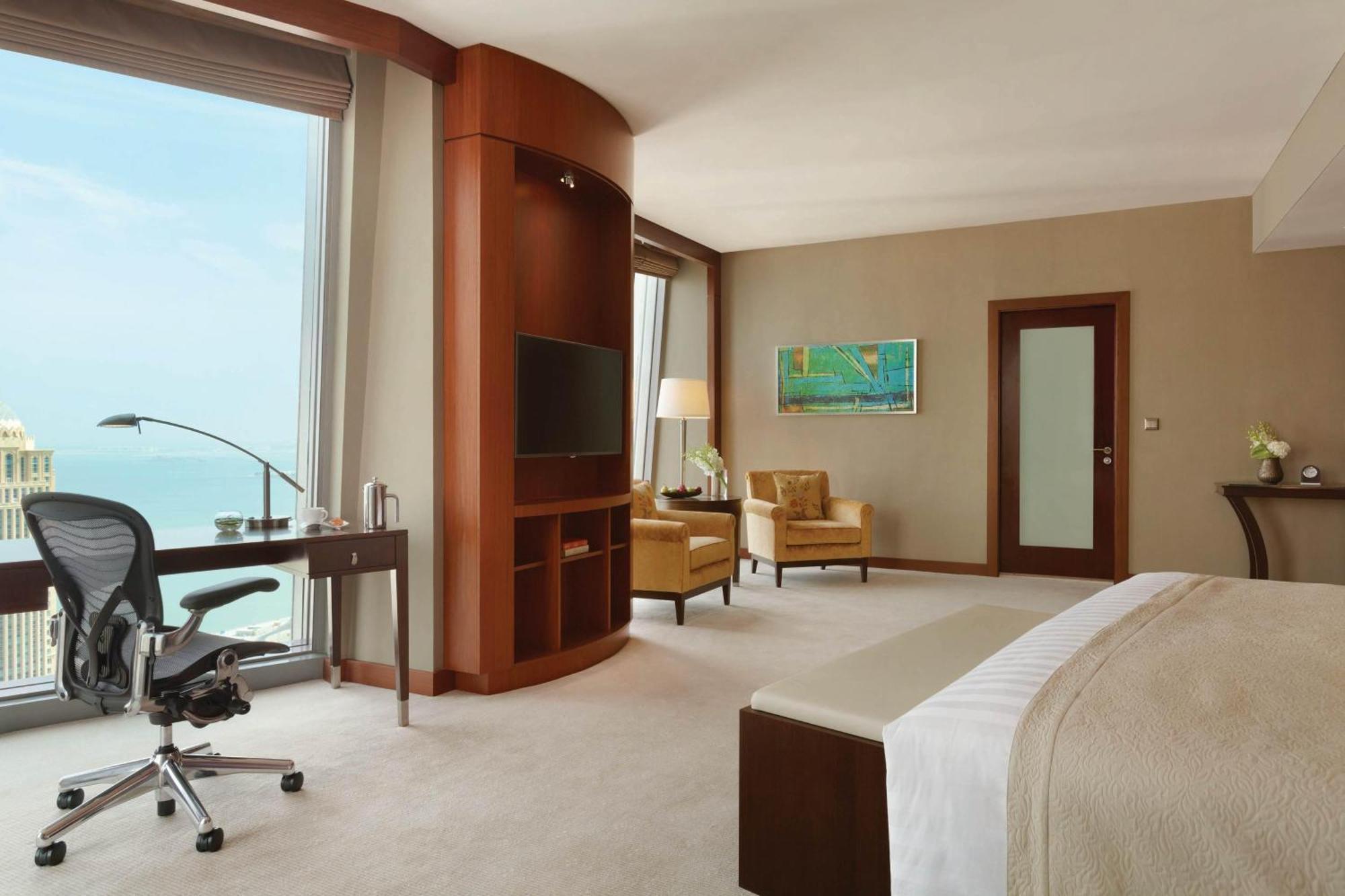 Corner Suite, Executive lounge access, Suite, 1 King,1401230105:JPEG