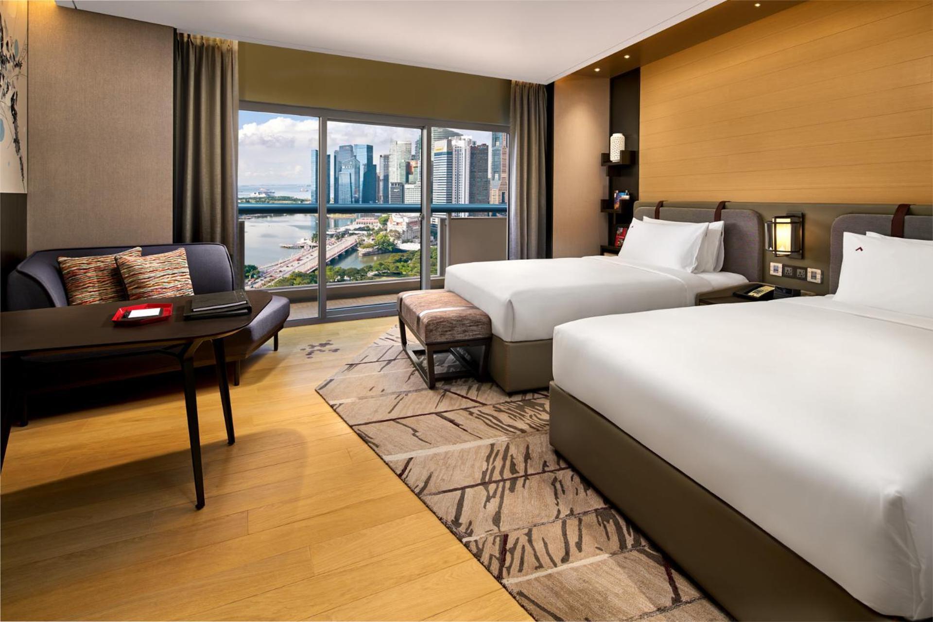 Alojamiento Executive Marina Bay con 2 camas dobles, acceso al salón L65, balcón y vistas a Marina Bay - Planta superior