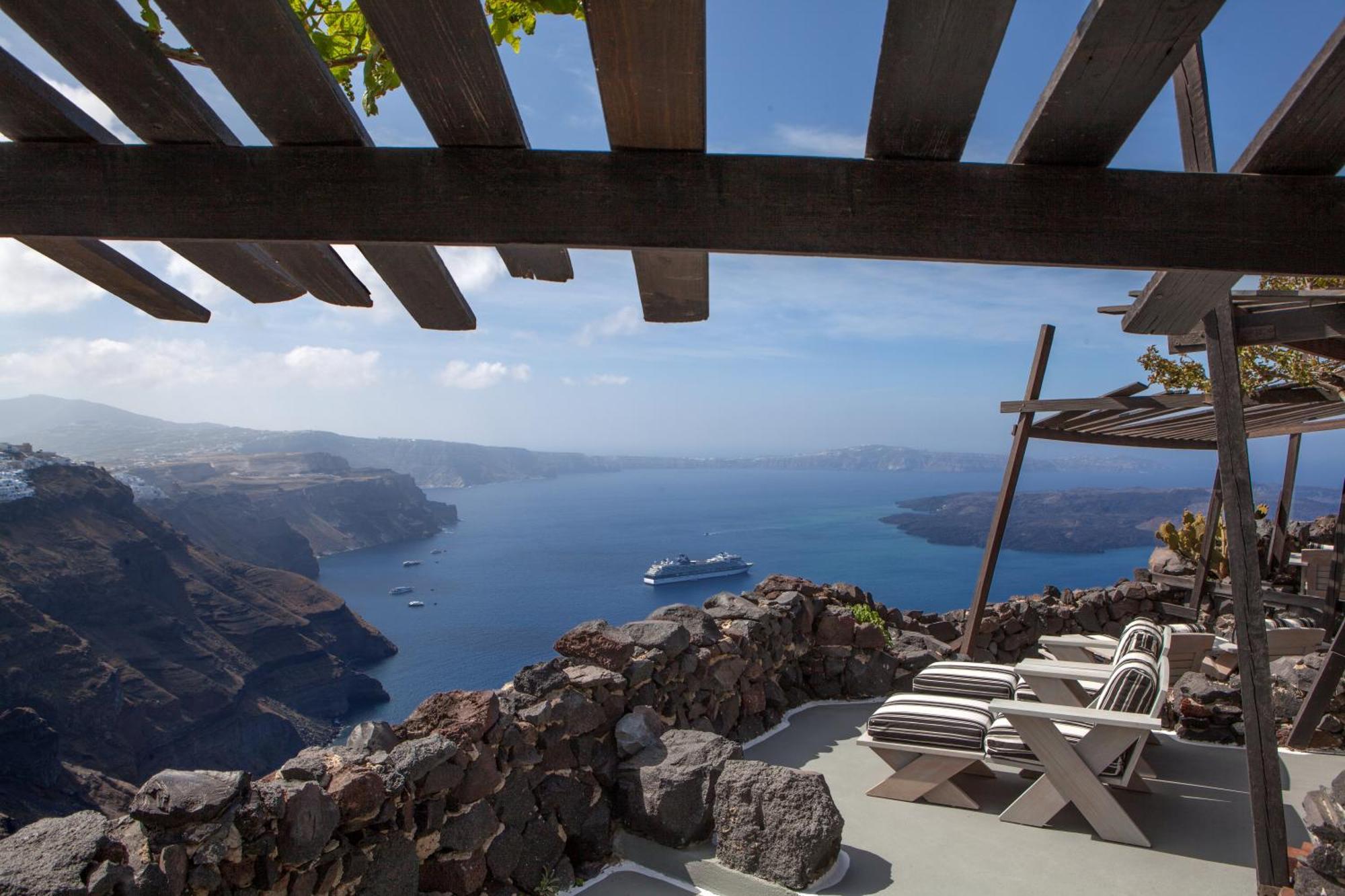 Superior Petra Studio Caldera View