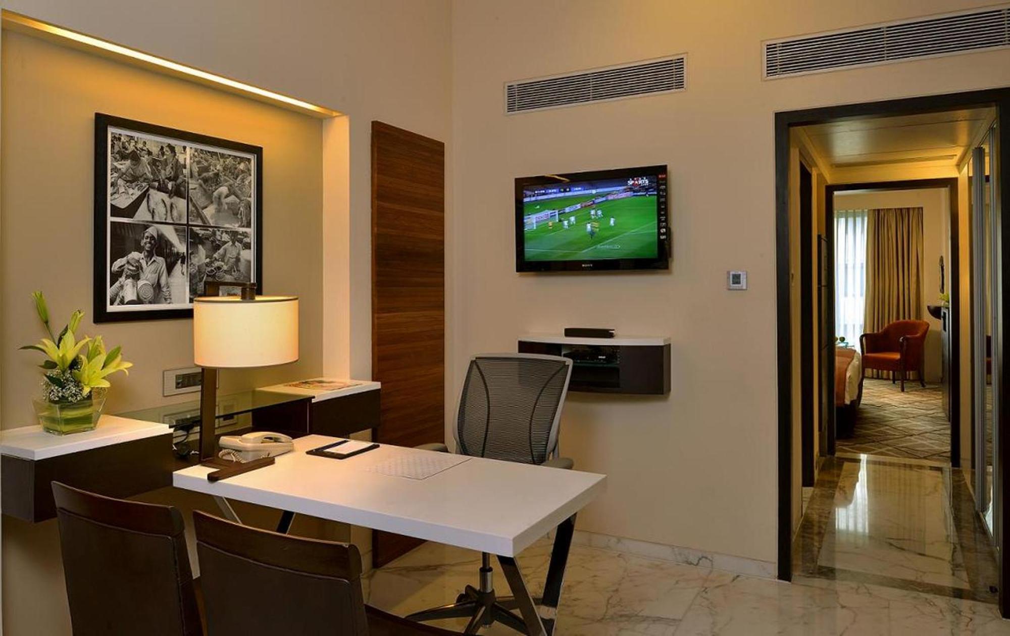 Executive Suite,1591487622:JPEG
