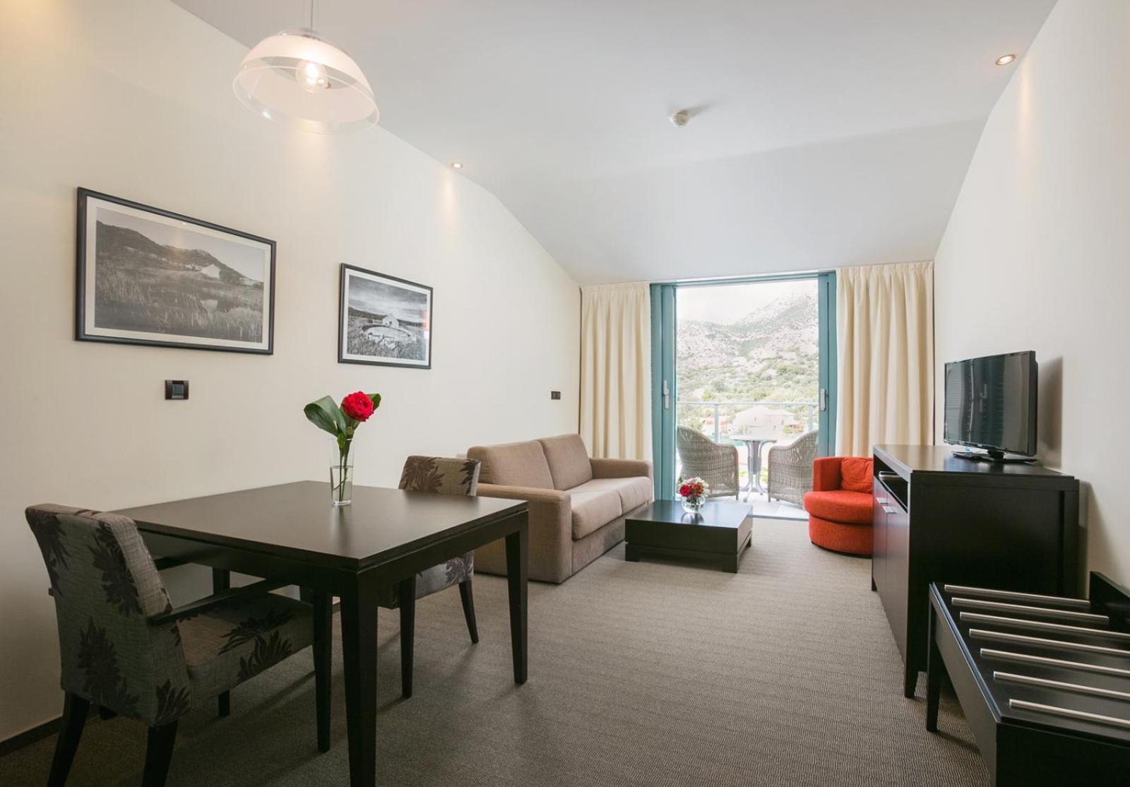 Suite with Balcony and Side Sea View,1277145760:JPEG