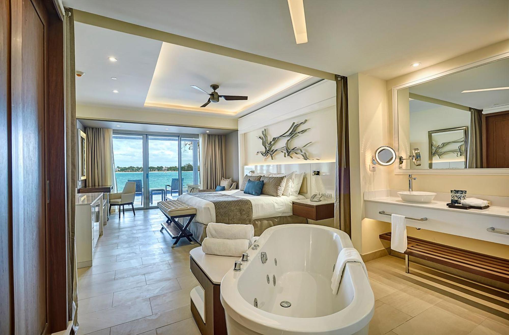 Luxury Junior Suite Swim Out