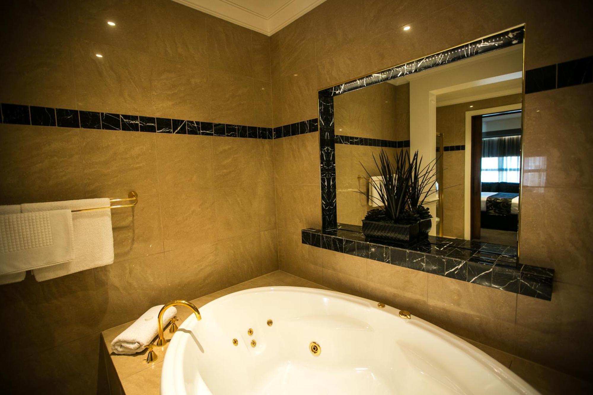 Deluxe Suite Spa Bath