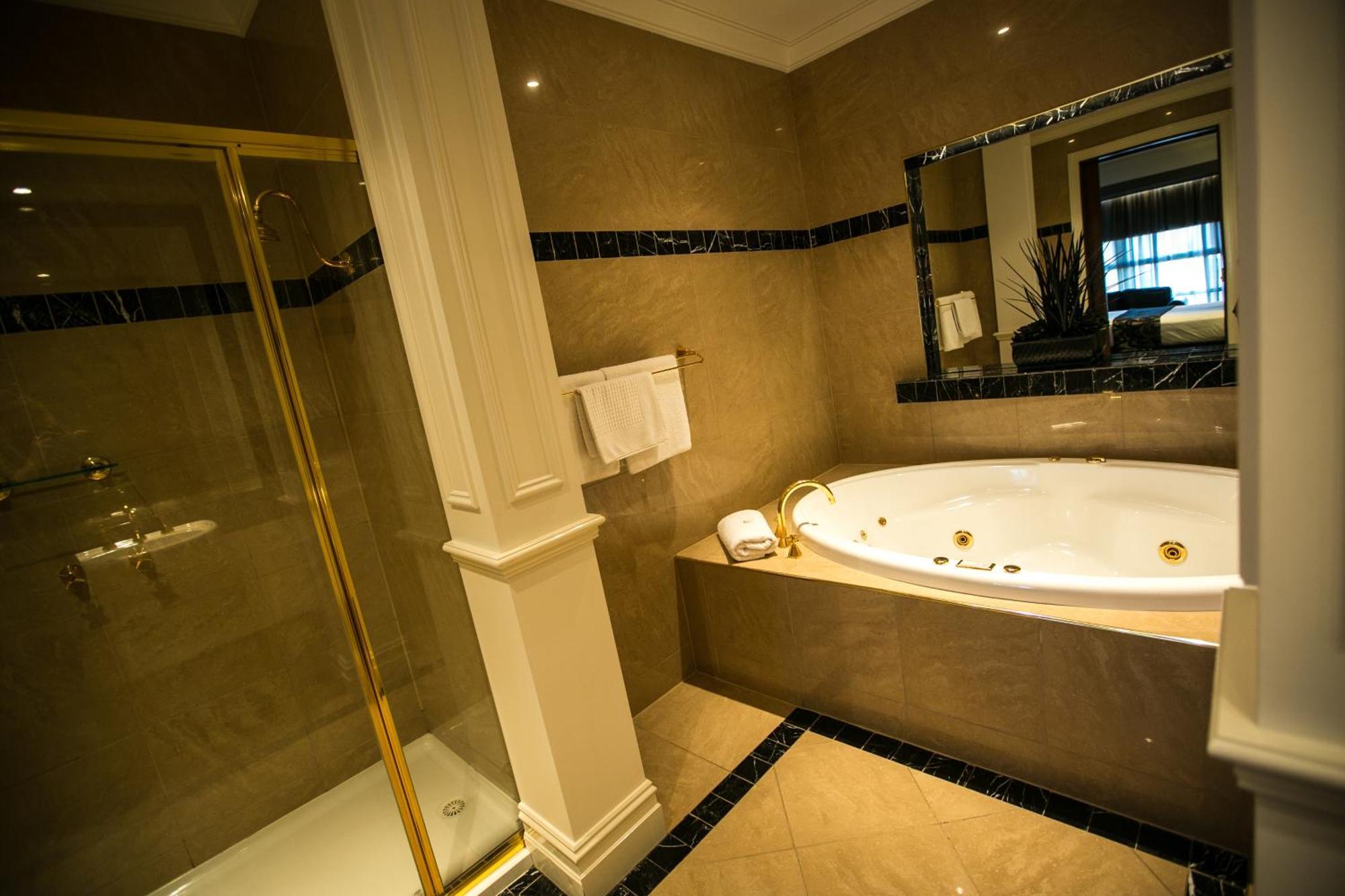 Deluxe Suite Spa Bath