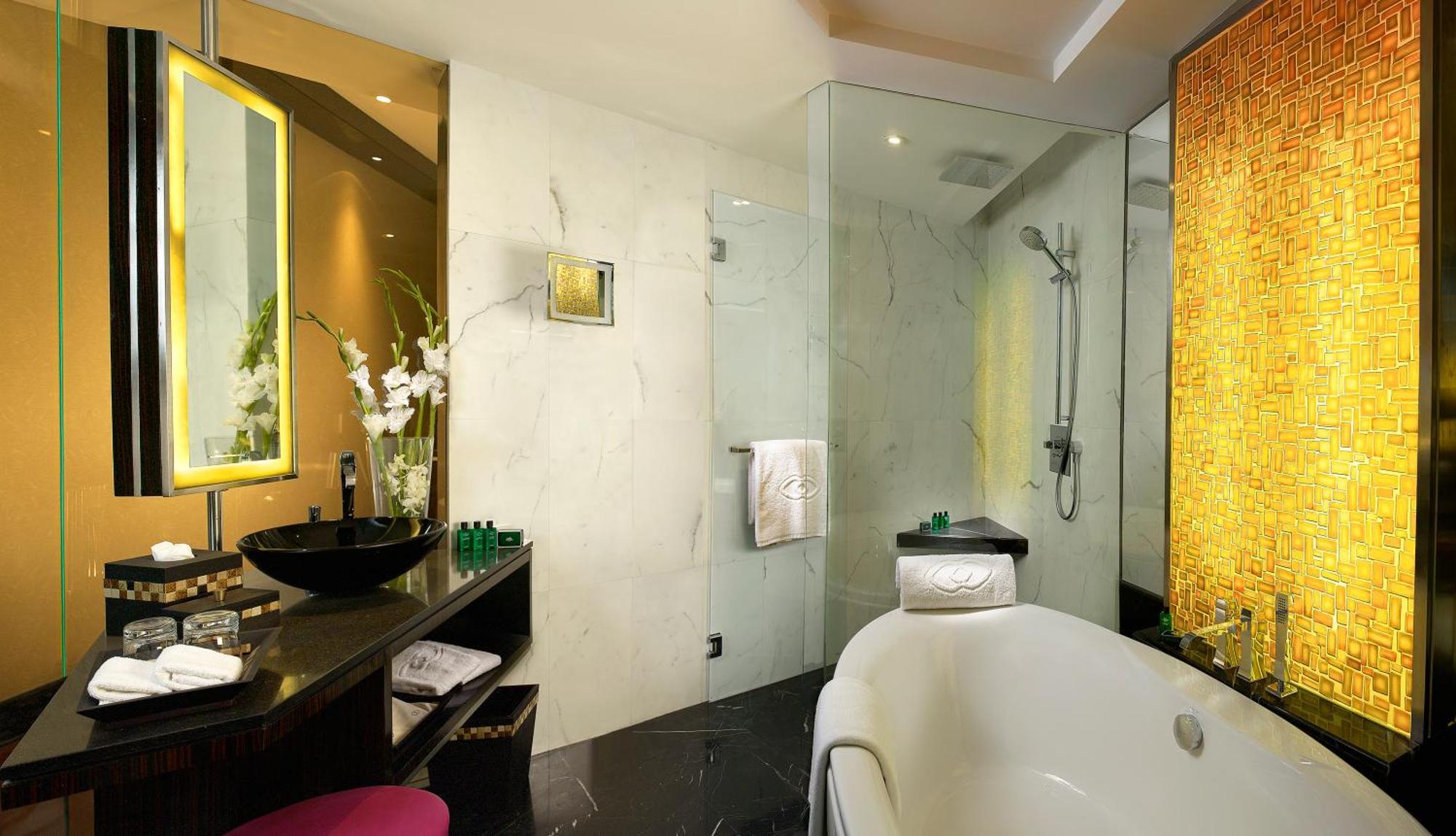Club Millésime Room, Twin Beds with Lounge Access, Breakfast, Hi-tea, Cocktail Hours, Meeting Room access for an Hour