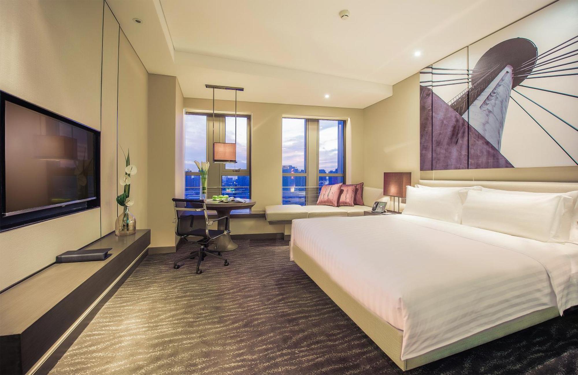 Deluxe King Room City View