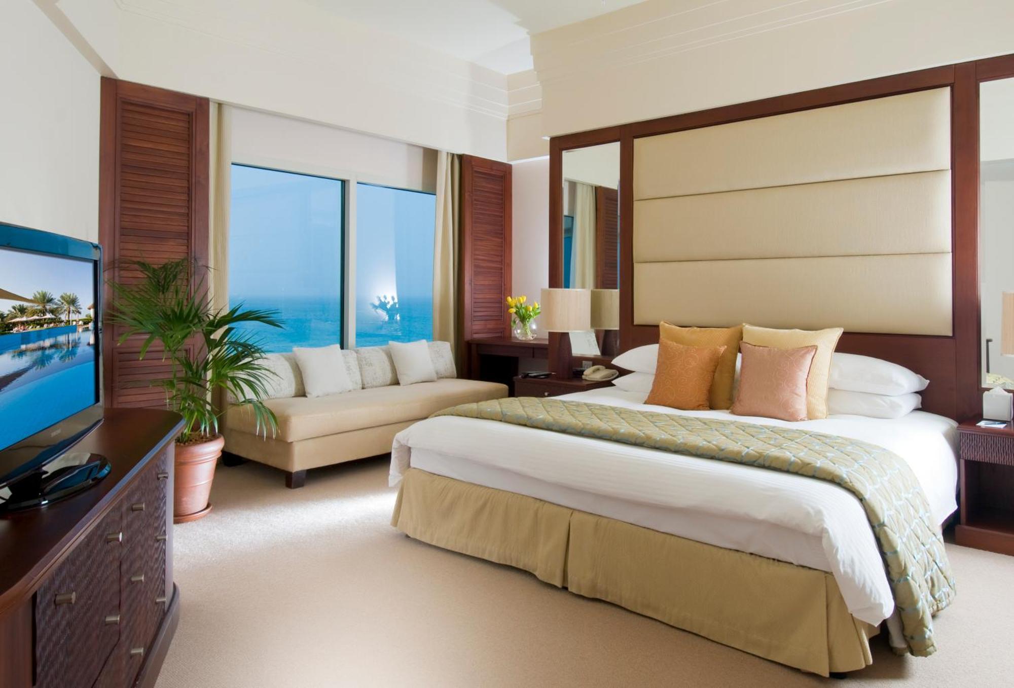 Executive Suite living room bedroom sea view,708171196:JPEG