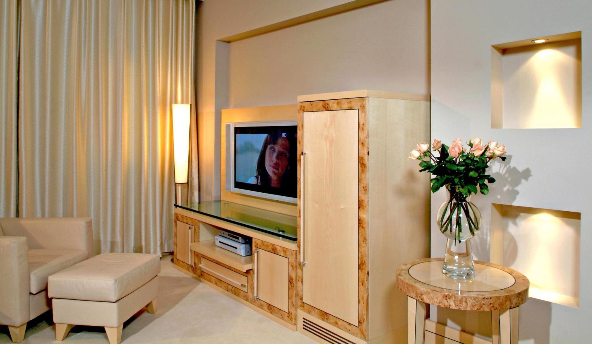 Corner Room with Spa Bath