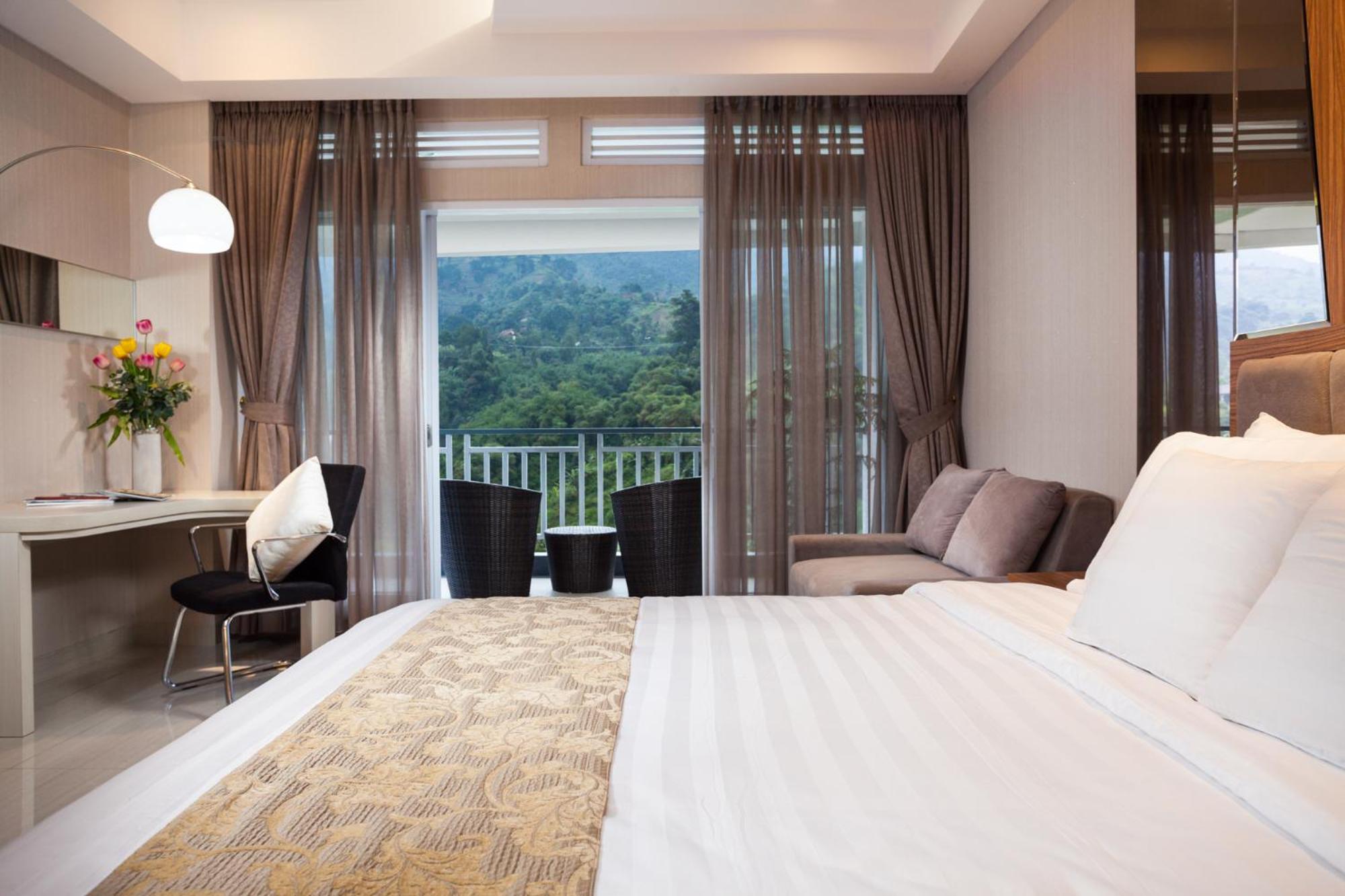 Junior Queen Suite Balcony