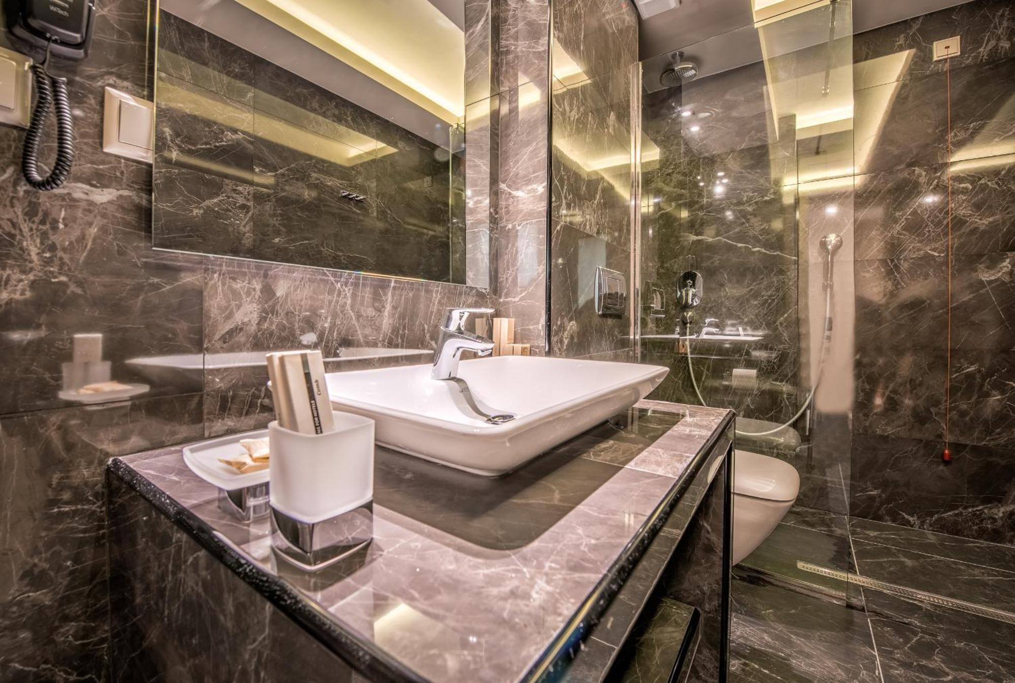 Suite with Hot Tub,711689944:JPEG