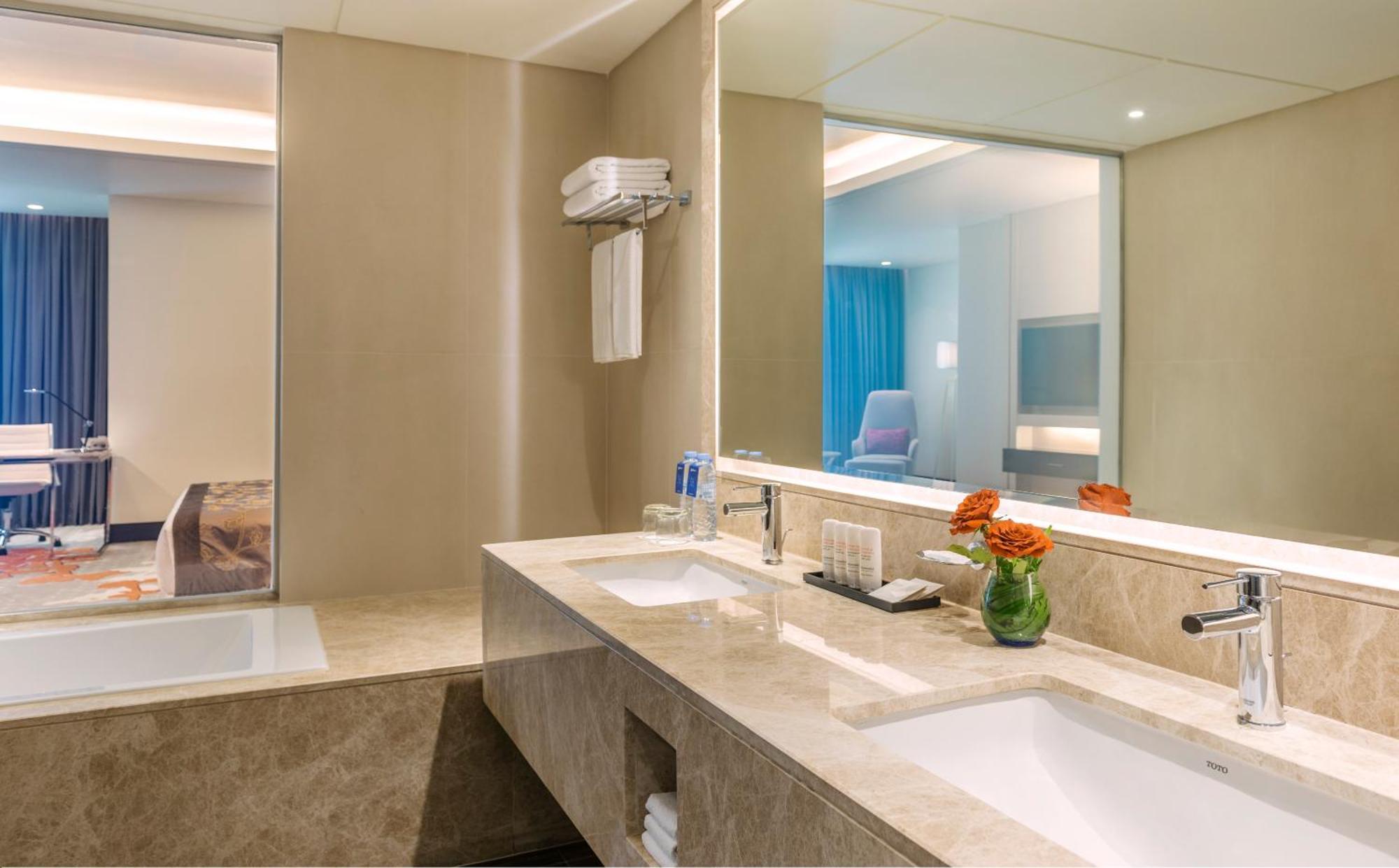 Junior Suite with Lounge Access,712052362:JPEG