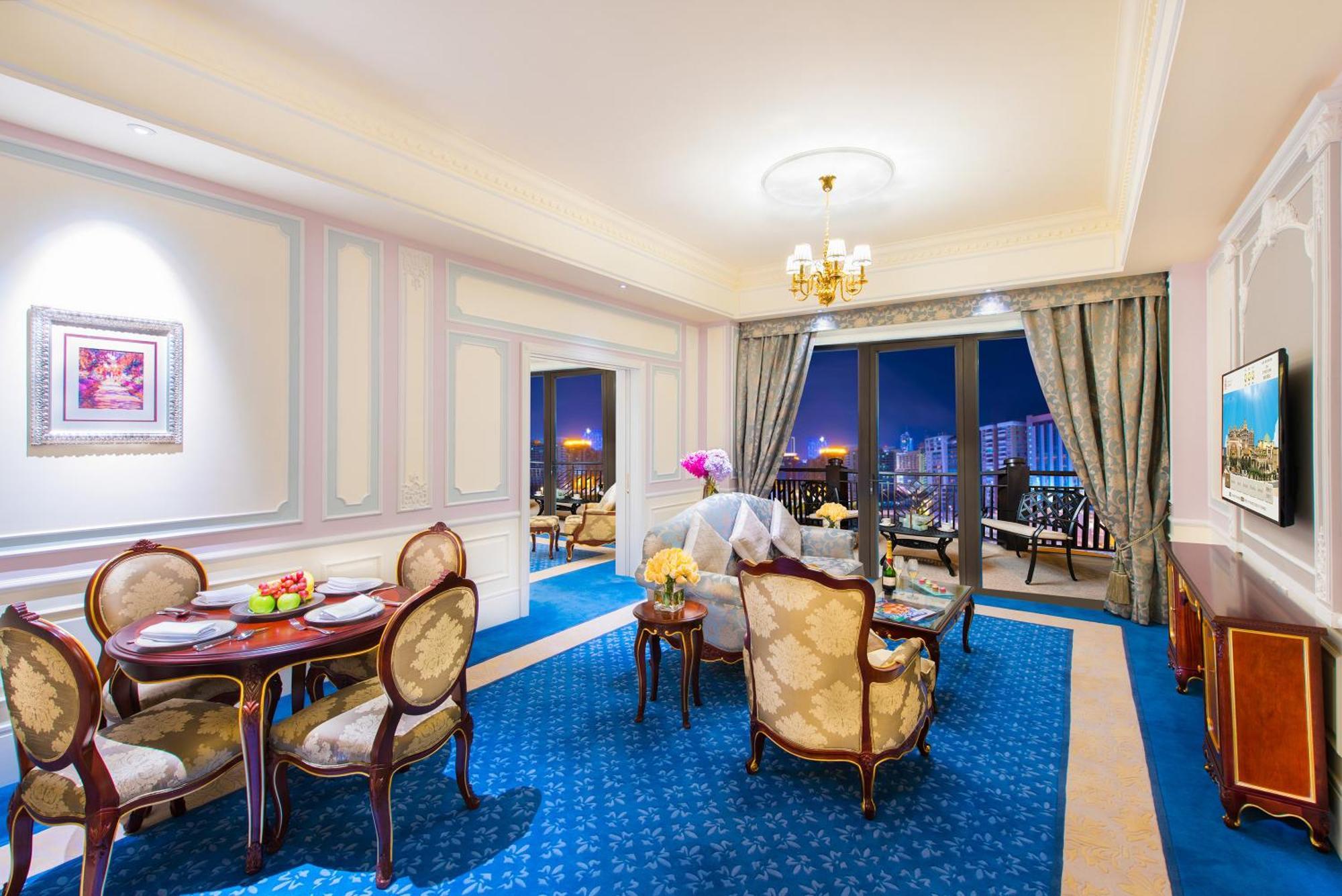 Suite with City View,714128005:JPEG