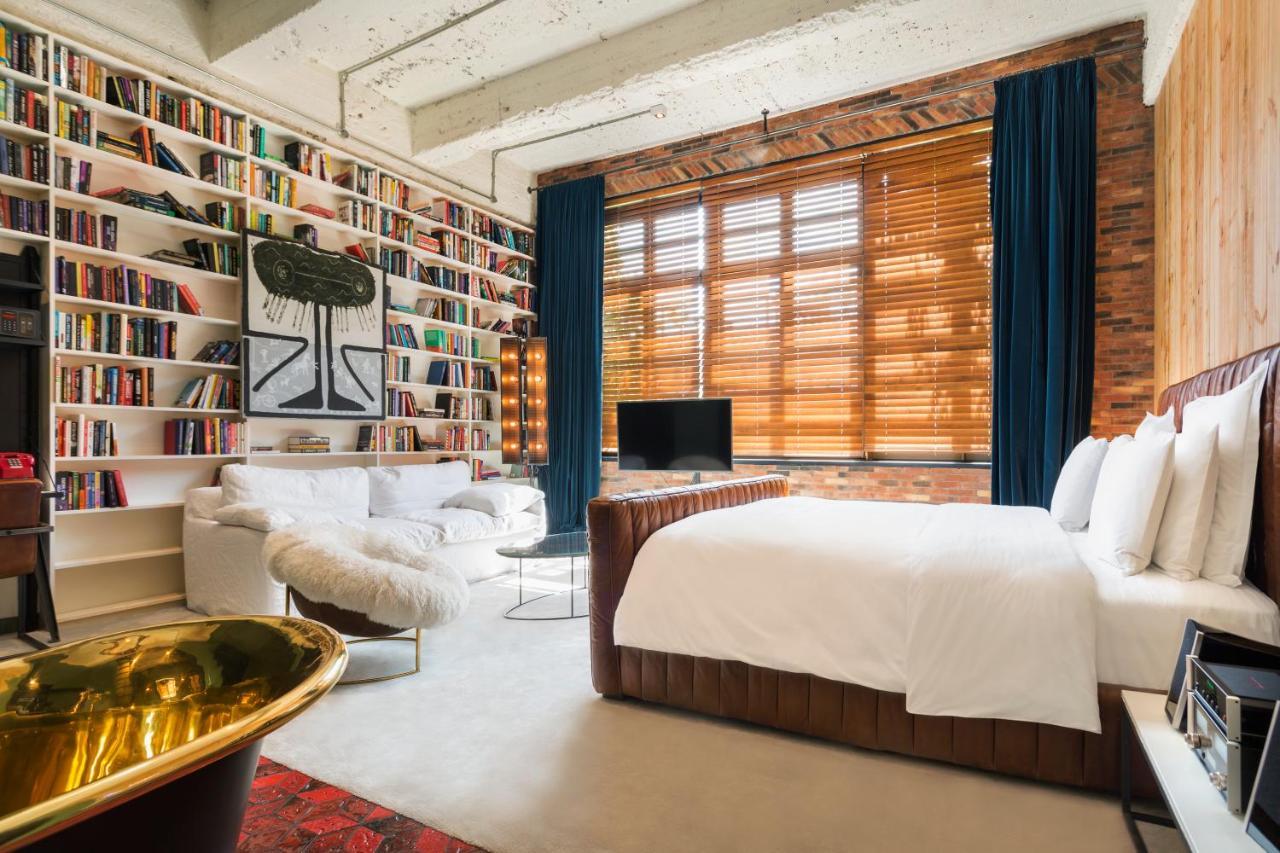 Aviator Signature Room