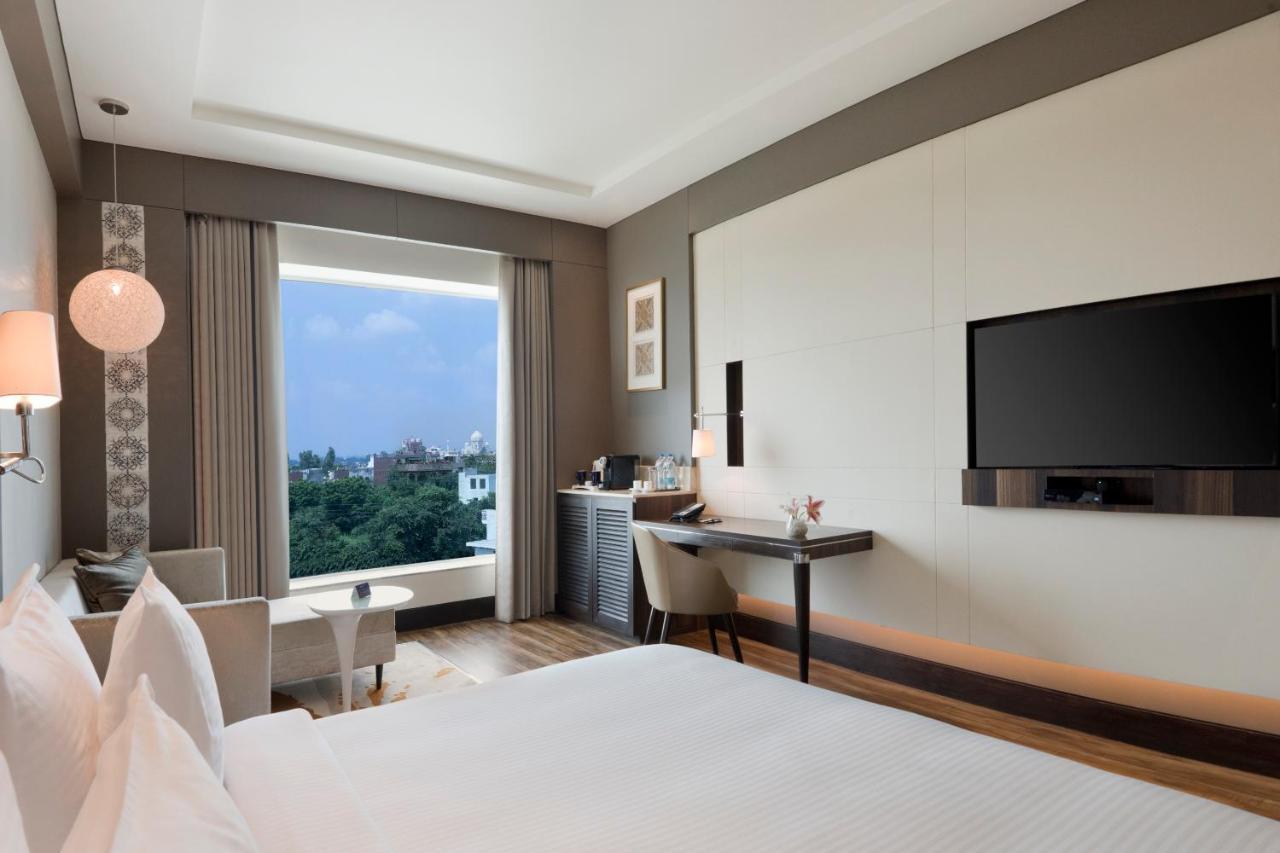 Taj Club Room Taj Mahal View King Bed with 15% discount on food, beverages, laundry and spa,1614356089:JPEG