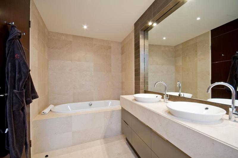 Luxury One-Bedroom Apartment Pool Level 104