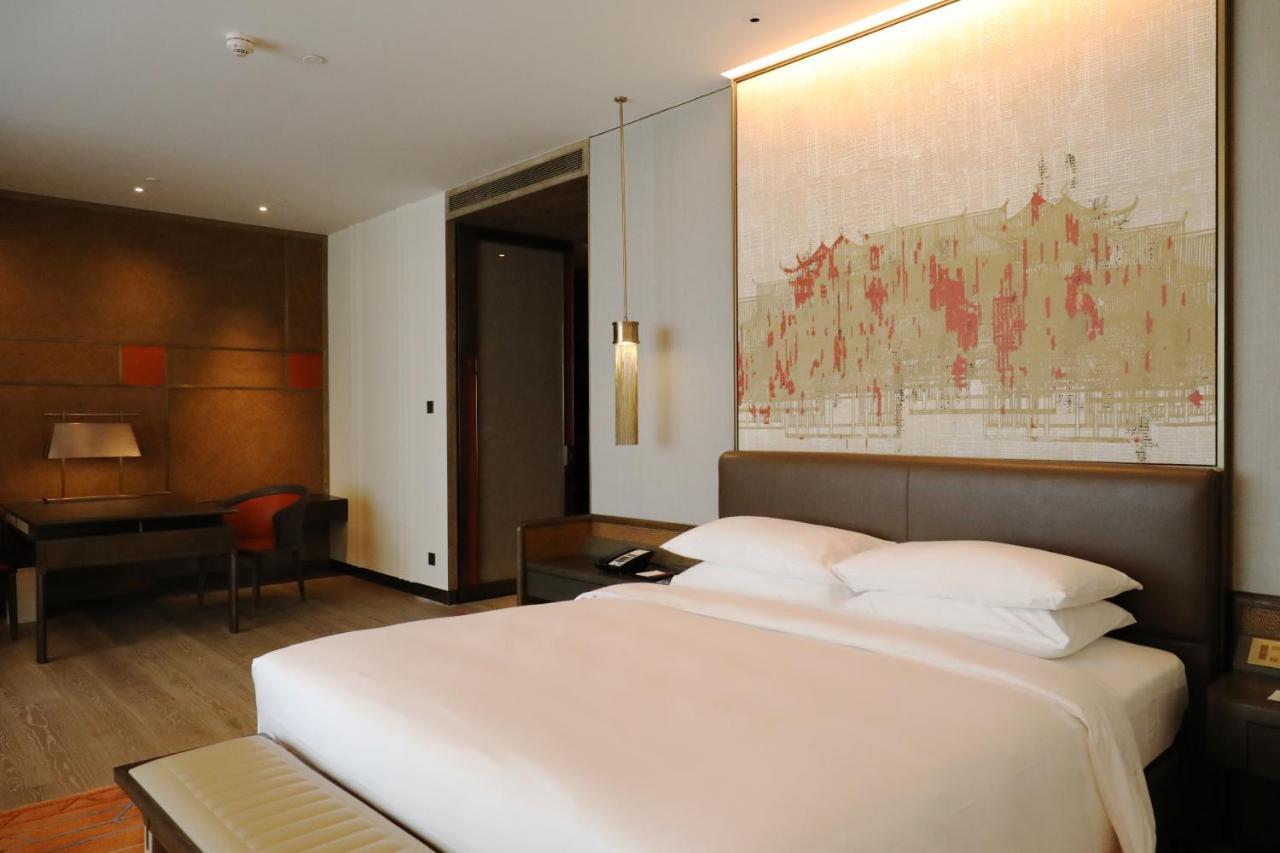 Grand Club Deluxe King Room,750048566:JPEG