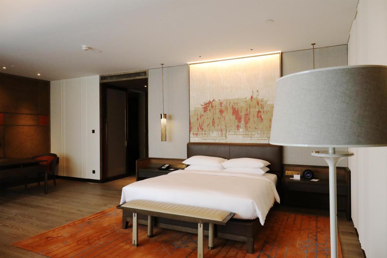 Grand Club Deluxe King Room,750048527:JPEG