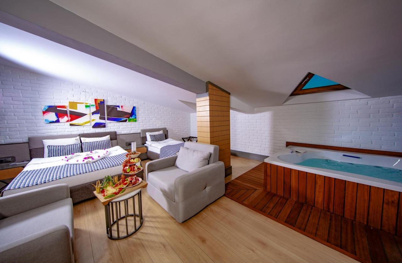 Suite with Spa Bath,757735147:JPEG