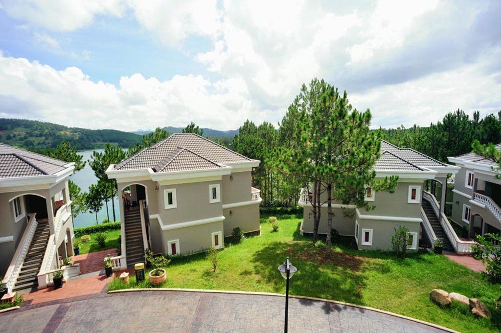 Luxury Double or Twin Room with Partial Lake View