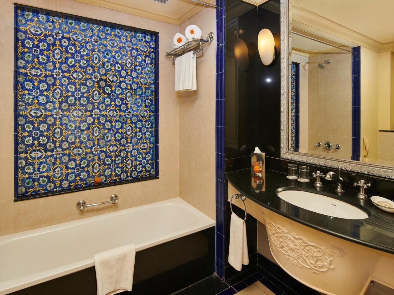 Royal Courtyard King Bed or Twin Bed