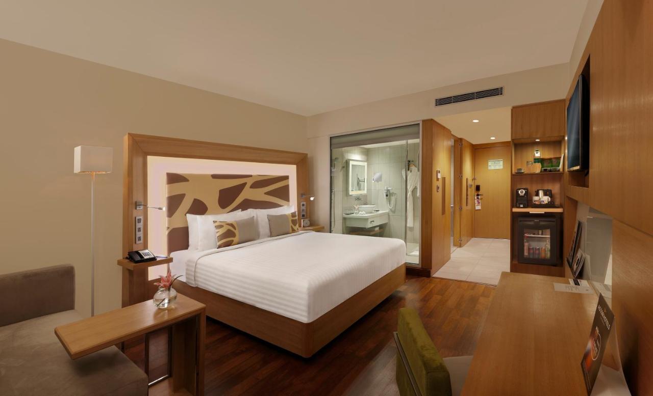 Executive Room King bed with Cocktail Hours