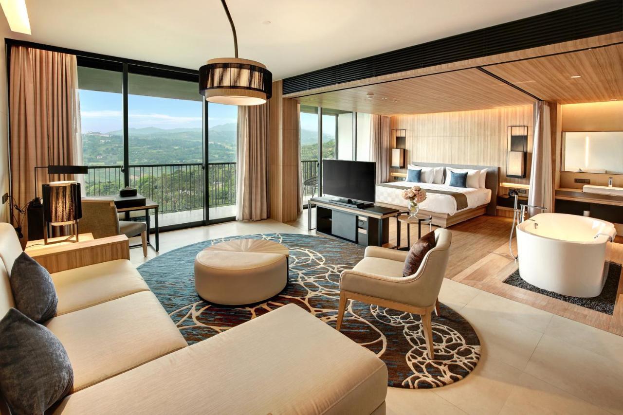 Junior Suite mit Kingsize-Bett und Bergblick